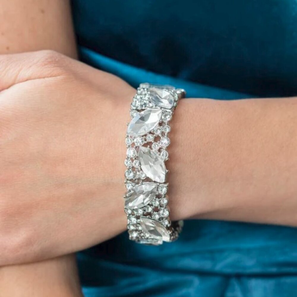 Paparazzi Jewelry Accessories - Full Body Chills - White Bracelet - Vintage - Picture 3 of 4
